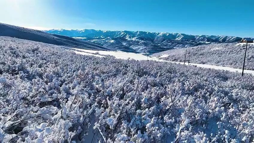 每日一景 | 互動(dòng)海報(bào)：巴爾魯克山初雪：“銀山”遮不住，畢竟山水秀